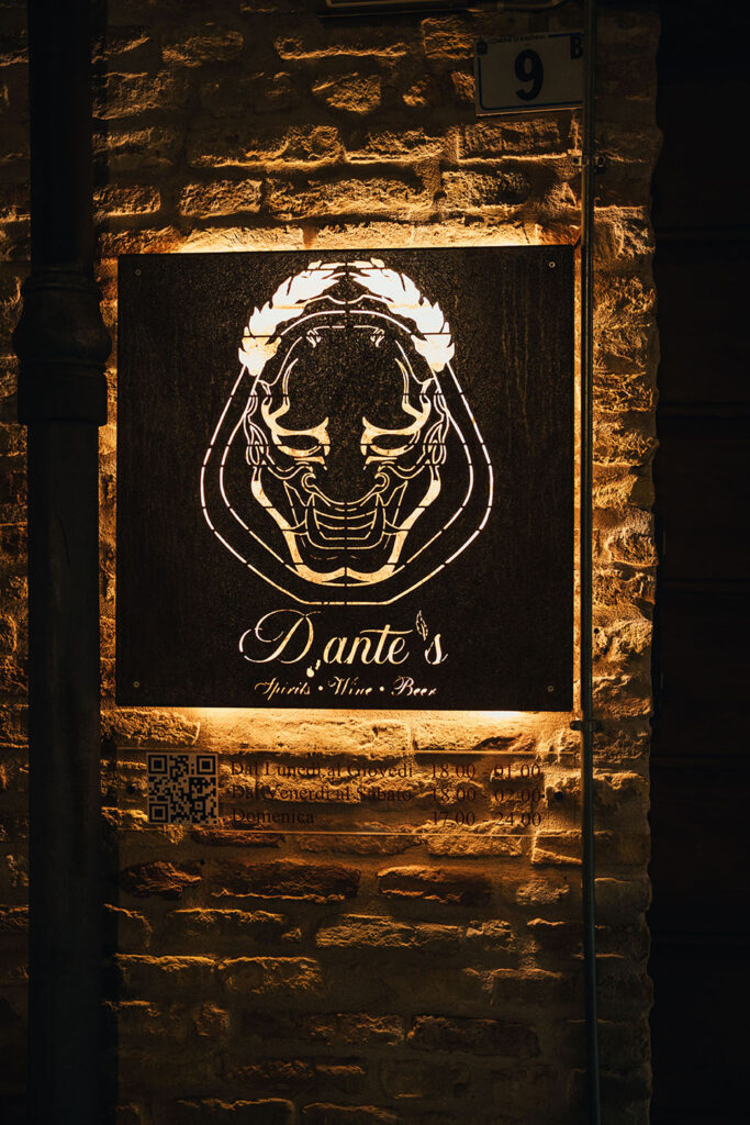 Dantes Spirits Wine Beer - Migliori aperitivi in Ravenna - insegna luminosa esterno