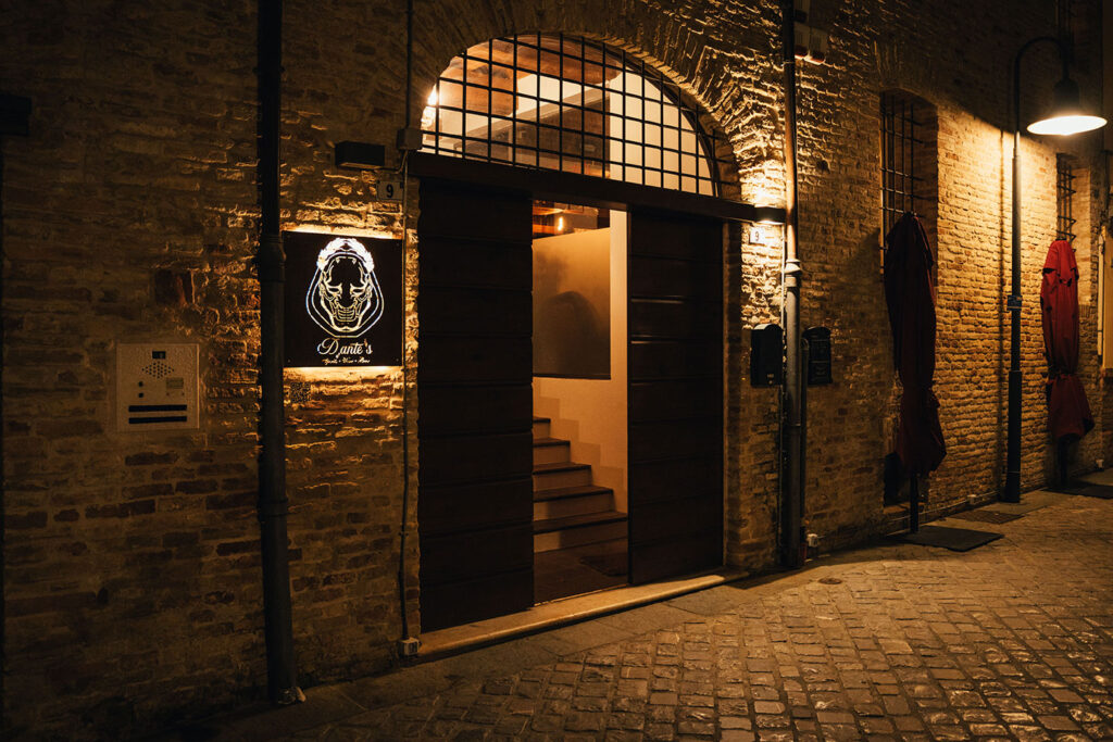 Esterno- ingresso Dantes Spirits wine beer- Ravenna